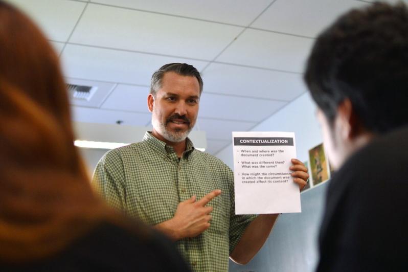 Los Angeles teacher Brandon Cabezas uses lessons from the Stanford-run Reading Like a Historian website when teaching his classes. (Photo by Jackeline Contreras)