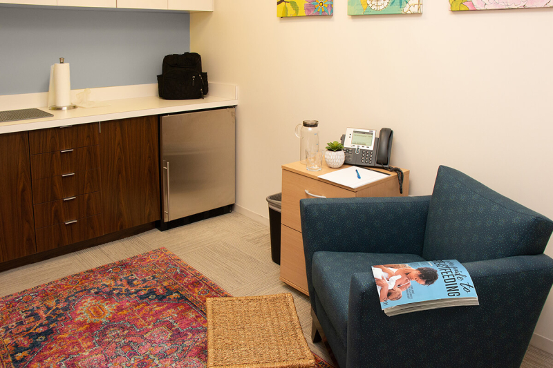 Wellness room with a chair, a fridge and a sink