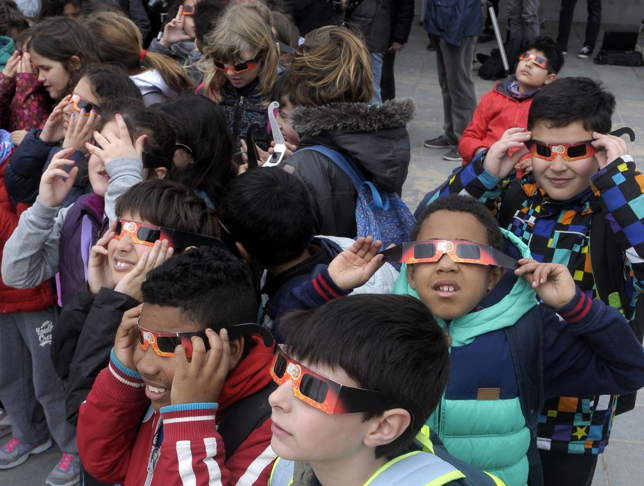 Picture of children looking at an eclipse in Spain. (Getty 